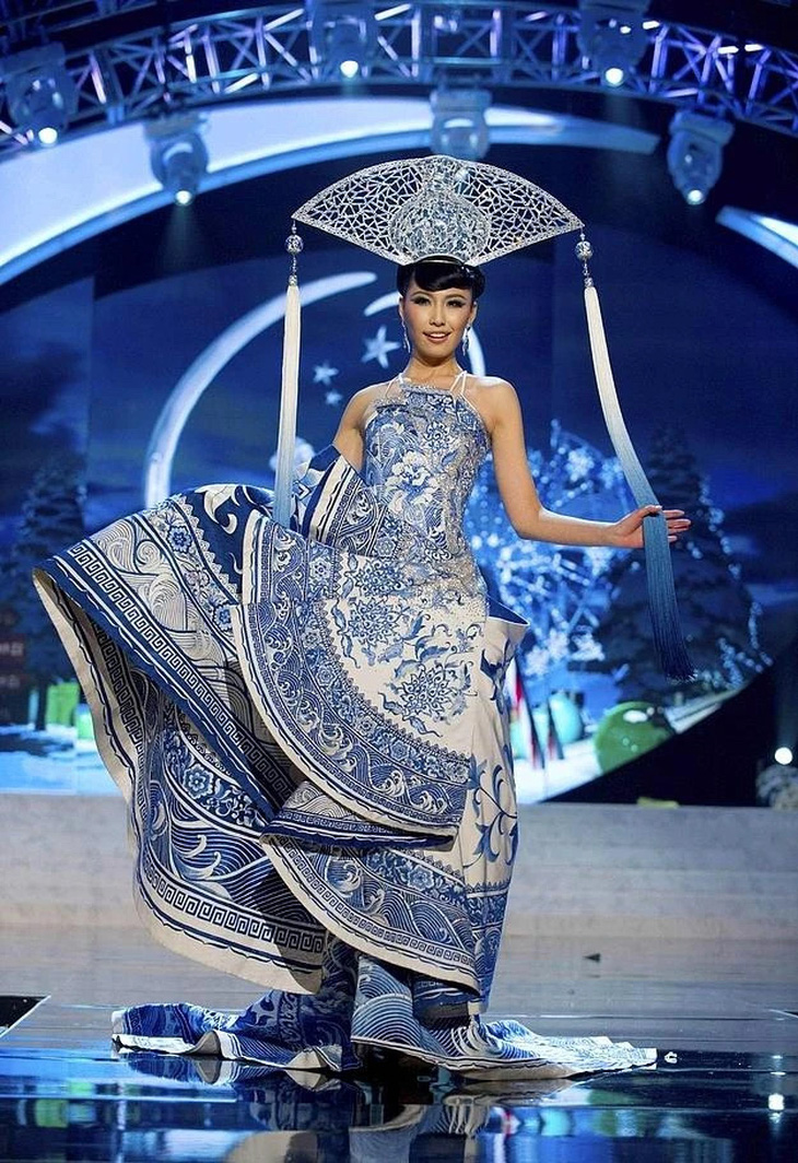 Ji Dan Xu - Hoa hậu Hoàn vũ Trung Quốc - mang đến cuộc thi quốc tế bộ trang phục lấy cảm hứng từ những chiếc bình cổ của Trung Quốc, có màu sắc trang nhã. Thiết kế này được nhiều lời khen ngợi và giành giải tại Miss Universe 2012