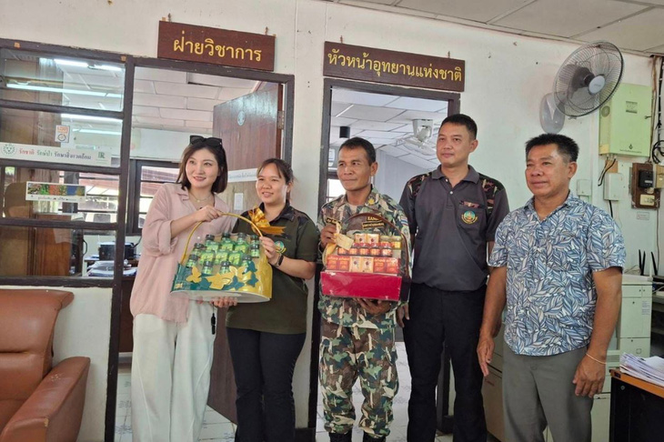 Wang tặng quà cho đội cứu hộ Vườn quốc gia Pha Taem.