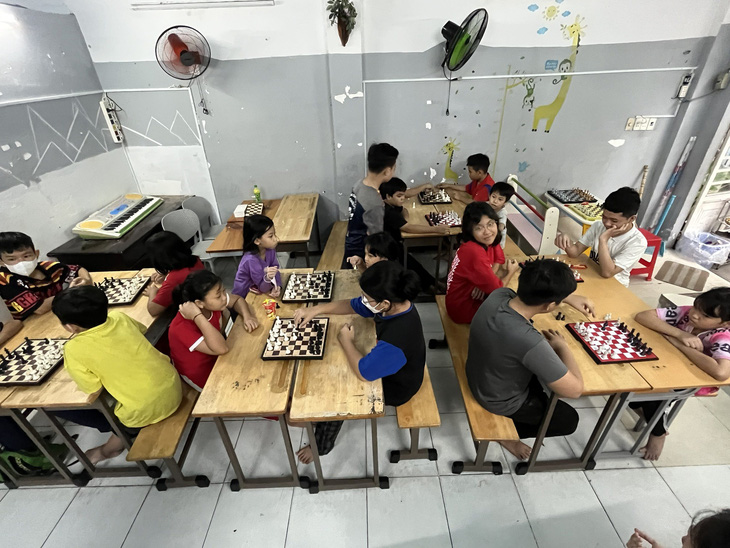 Ngoài học chữ, các em còn được học các môn như cờ vua, võ thuật, kỹ năng sống... - Ảnh: NVCC