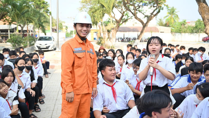 Học sinh Trường THCS Hưng Thạnh (huyện Tân Hưng, tỉnh Long An) tham gia buổi sinh hoạt tìm hiểu tiết kiệm điện