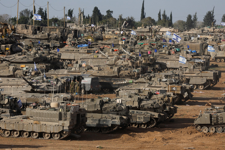 Xe tăng Israel tập kết tại biên giới với Dải Gaza - Ảnh: REUTERS