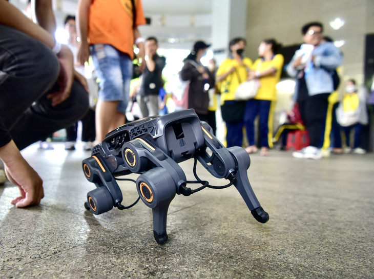 Robot chó của Trường ĐH Ngoại ngữ và Tin học - Ảnh: T.T.D.
