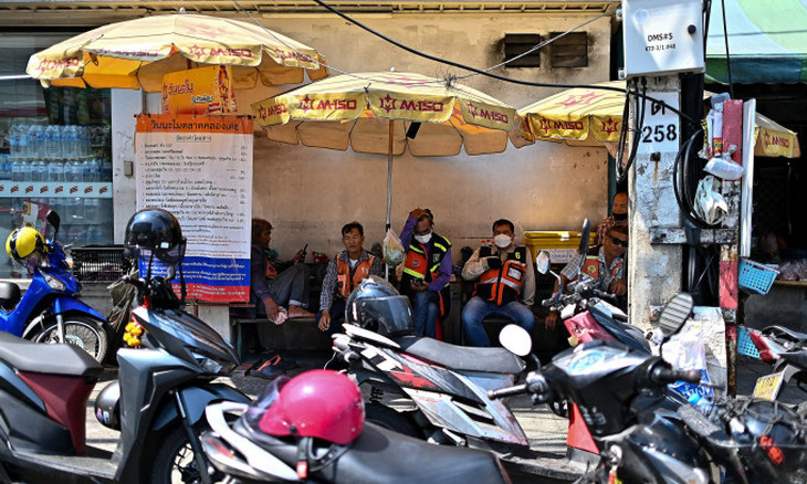 Người giao hàng và các bác tài tránh nắng nóng tại Bangkok, Thái Lan hôm 25-4 - Ảnh: AFP