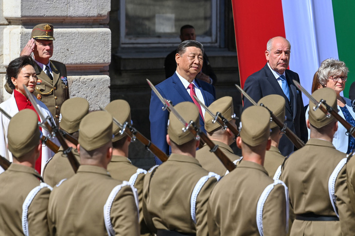 Tổng thống Hungary Tamas Sulyok (phải) trong lễ đón Tổng bí thư, Chủ tịch nước Trung Quốc Tập Cận Bình ngày 9-5 - Ảnh: REUTERS