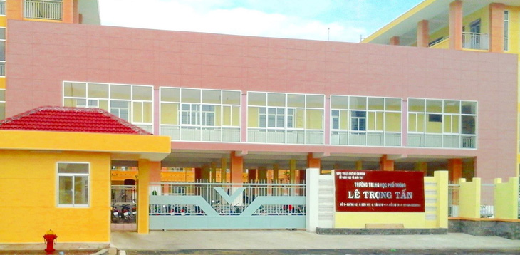 Trường THPT Lê Trọng Tấn, quận Tân Phú, TP.HCM. Hơn 650 học sinh lớp 12 trường này phải làm bài kiểm tra lại môn tiếng Anh - Ảnh: CTV
