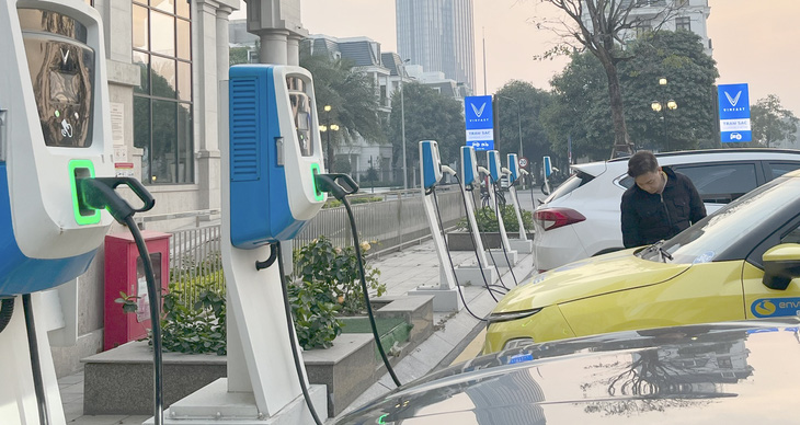 Thiếu thốn cơ sở hạ tầng trạm sạc là một trong những trở ngại của thị trường xe điện Việt Nam - Ảnh: N.BÌNH