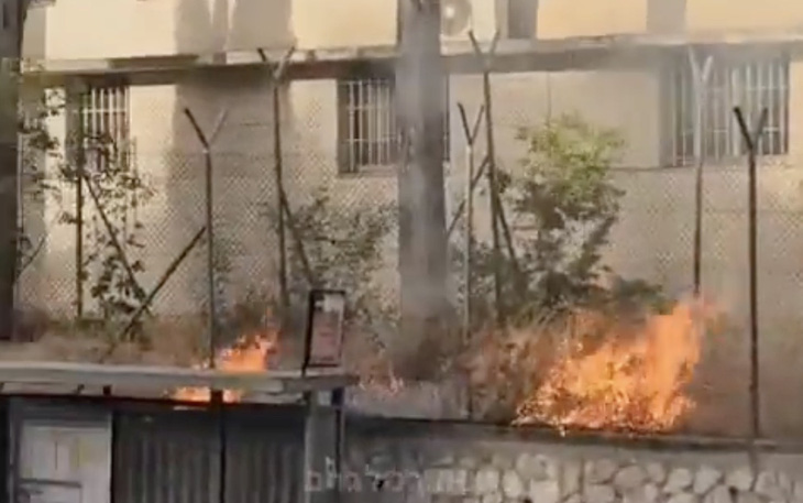 Ảnh chụp từ video cho thấy đám cháy bốc lên quanh trụ sở UNRWA ở Đông Jerusalem vào ngày 9-5 - Ảnh: THE TIMES OF ISRAEL/TWITTER