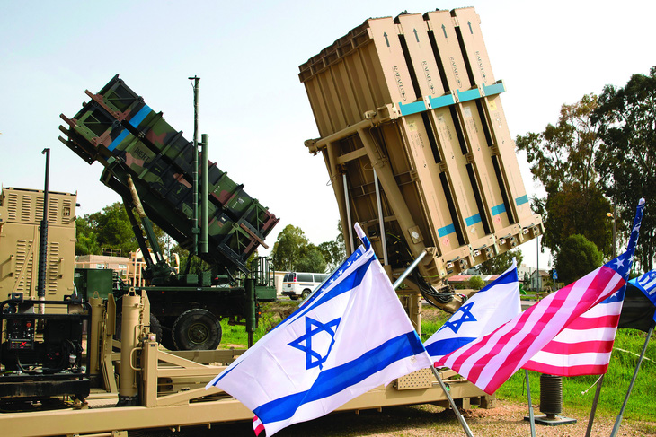 Tên lửa Vòm sắt (bên phải) và tên lửa Patriot của Israel. Ảnh: Defense News