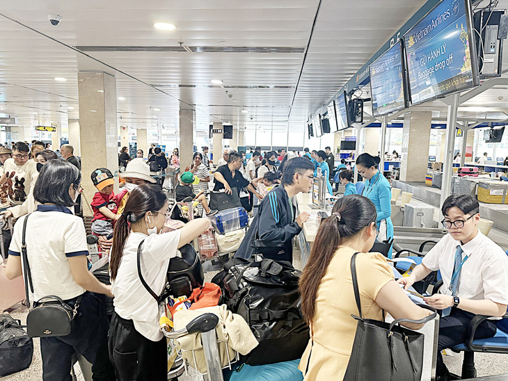 Hành khách của VNA làm thủ tục tại nhà ga T1 sân bay Tân Sơn Nhất - Ảnh: C.TRUNG