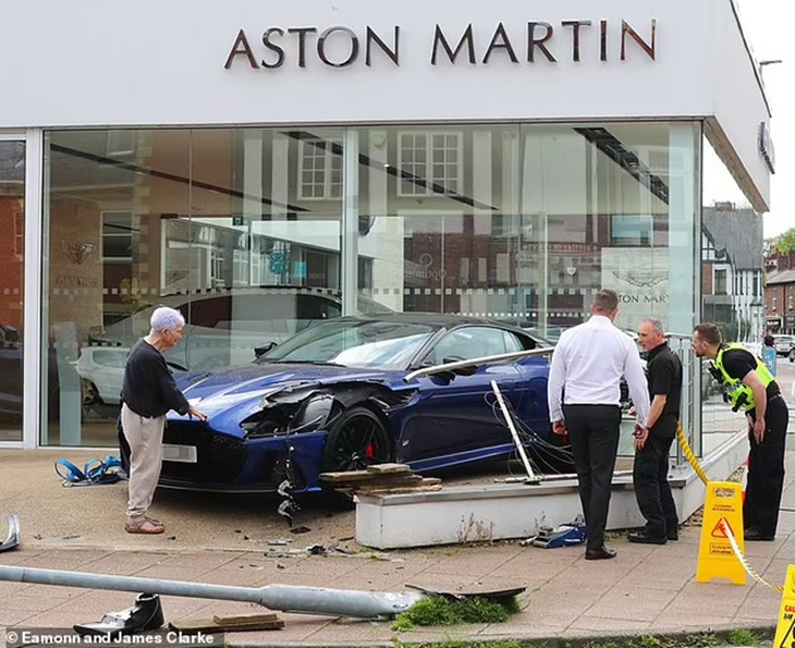 Méo mặt vì lùi trúng siêu xe Aston Martin giá trị gấp 20 lần- Ảnh 4.