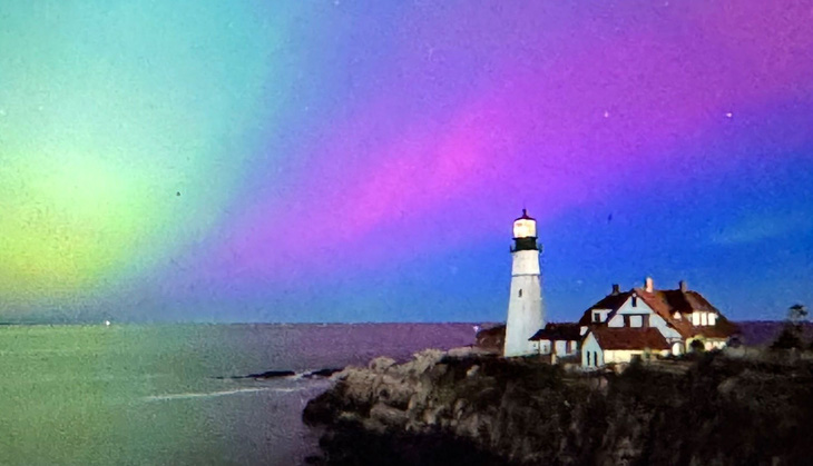 Ảnh bắc cực quang chụp tại một bờ biển ở bang Maine (Mỹ) tối 10-5 - Ảnh: CNN