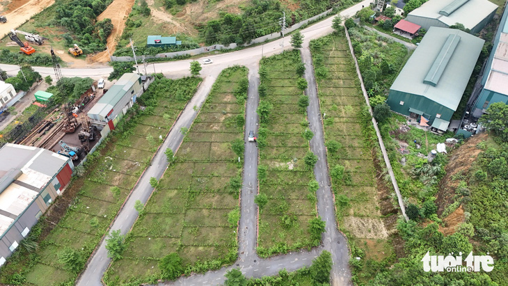 Nhiều chuyên gia cho rằng để phân lô bán nền ồ ạt đã phá nát quy hoạch (ảnh chụp đầu tháng 5-2024, tại xã Tiến Xuân, huyện Thạch Thất) - Ảnh: D.KHANG
