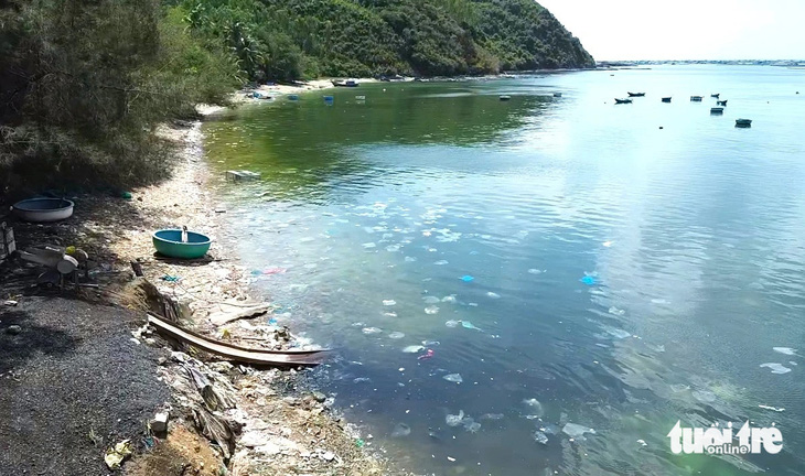 Rác thải ngập tràn tại khu vực vịnh Xuân Đài gây ô nhiễm nghiêm trọng - Ảnh: NGUYỄN HOÀNG
