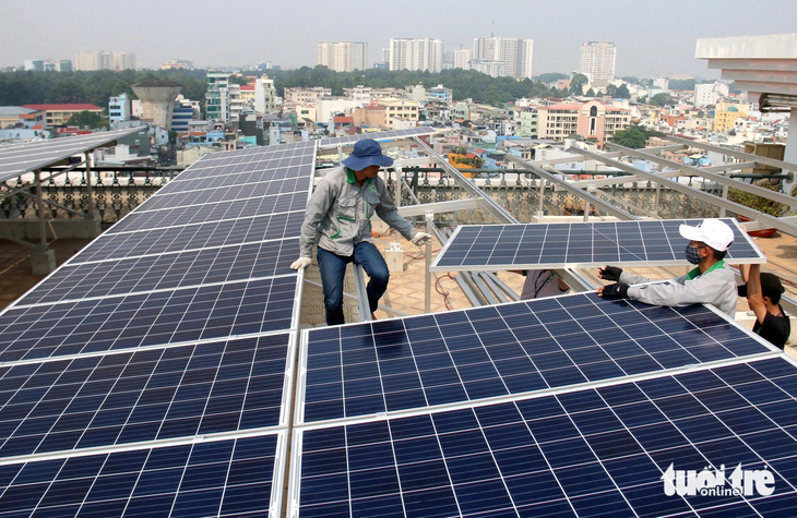 Các dự án năng lượng tái tạo có tiềm năng tạo ra tín chỉ carbon. Trong ảnh: Công nhân lắp đặt điện mặt trời mái nhà tại TP.HCM - Ảnh: NGỌC HIỂN