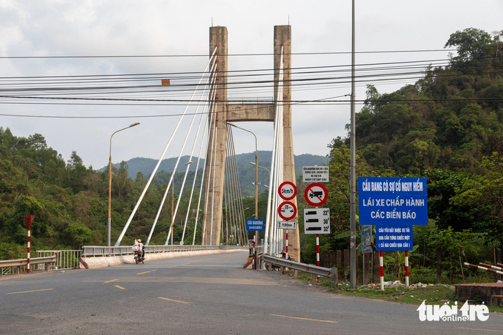 Cầu treo trên tuyến đường Hồ Chí Minh huyết mạch nhưng bị gắn biển 