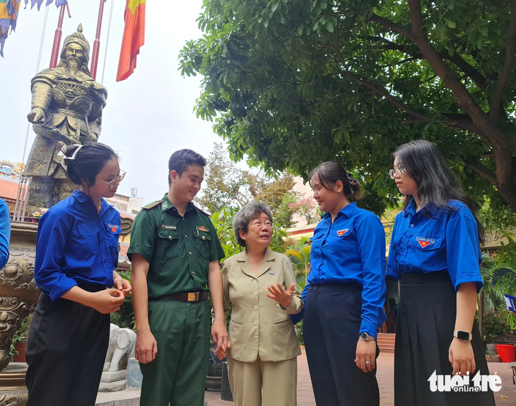 Bà Trương Mỹ Lệ - phó chủ nhiệm Câu lạc bộ Truyền thống Thành Đoàn TP.HCM (giữa) giao lưu cùng các thanh niên tiêu biểu - Ảnh: CÔNG TRIỆU