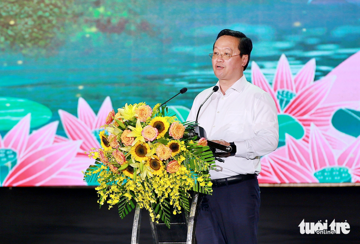 Ông Nguyễn Đức Trung - chủ tịch UBND tỉnh Nghệ An - phát biểu tại khai mạc Lễ hội Làng Sen tối 11-5 - Ảnh: DOÃN HÒA