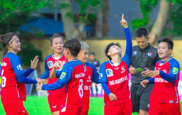Bích Thùy giơ tay ăn mừng bàn thắng cho CLB Thái Nguyên T&T - Ảnh: VFF