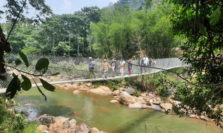 Cây cầu treo do thầy Nguyễn Trần Vỹ kêu gọi, kết nối kinh phí để xây dựng - Ảnh: NVCC