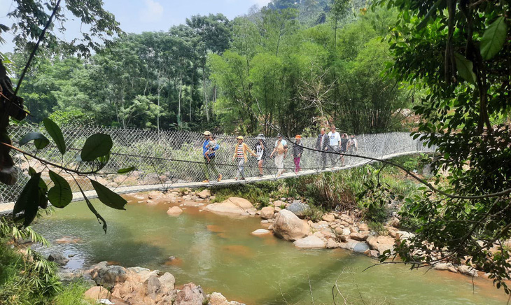 Thầy giáo xây hàng chục cầu treo, giếng nước cho học trò vùng cao