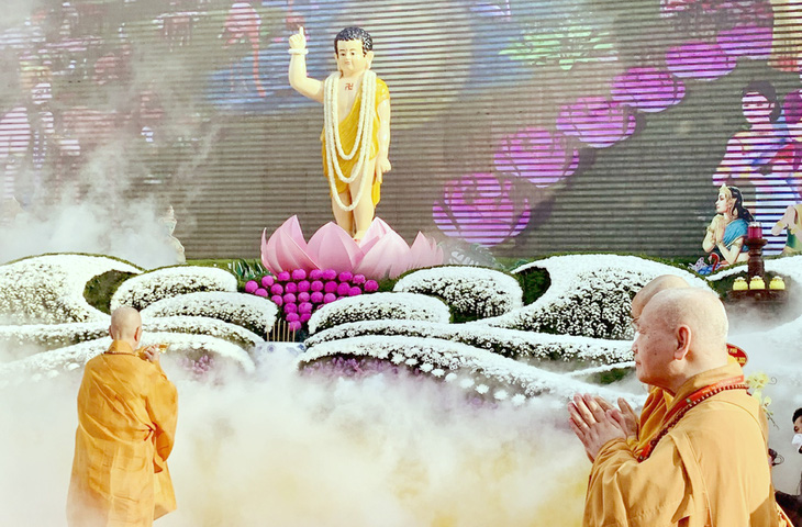 Một nghi thức trong Đại lễ Phật đản những năm trước - Ảnh: HOÀI PHƯƠNG