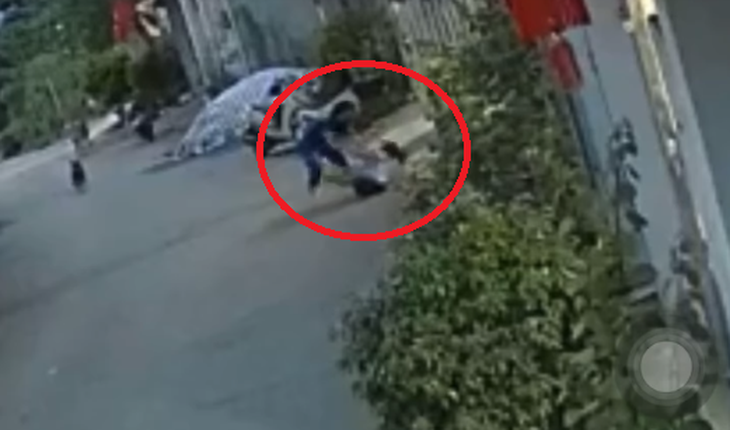 Hình ảnh được camera an ninh của người dân ghi lại về việc cháu bé bị người phụ nữ đánh đập - Ảnh cắt từ clip