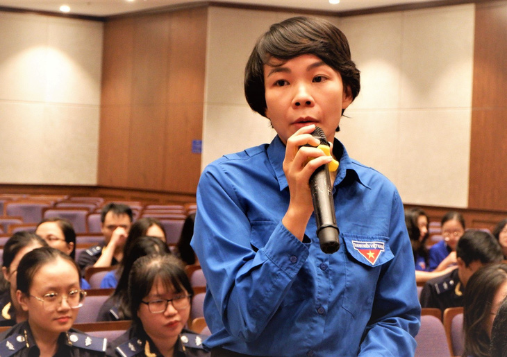 Đại biểu Nguyễn Thị Hải Hà (Sở Nội vụ TP.HCM) chia sẻ ý kiến tại diễn đàn - Ảnh: K.ANH