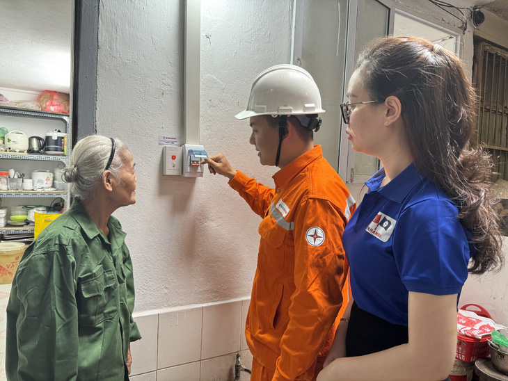 Bàn giao công trình sửa chữa, nâng cấp, trang bị hệ thống điện cho gia đình cựu thanh niên xung phong Nguyễn Thị Huệ ở Hà Nội - Ảnh: THÀNH ĐOÀN HÀ NỘI