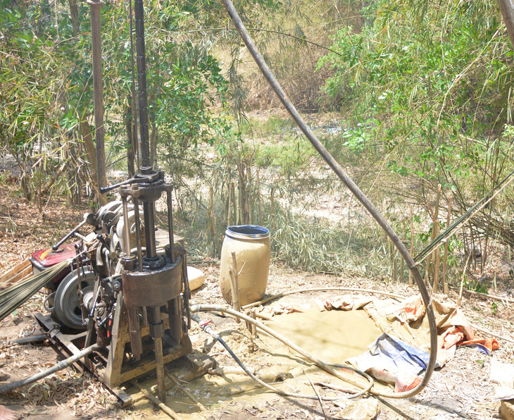 Các đơn vị khoan kiểm tra địa chất tại vùng dự kiến làm thân đập chính của dự án hồ chứa nước Ka Pét, huyện Hàm Thuận Nam, tỉnh Bình Thuận hồi tháng 4-2024 - Ảnh: ĐỨC TRONG