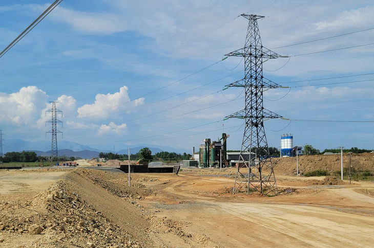 Cao tốc Vân Phong - Nha Trang vướng nhiều trụ điện cao thế, chưa di dời được - Ảnh: TRẦN HƯỚNG
