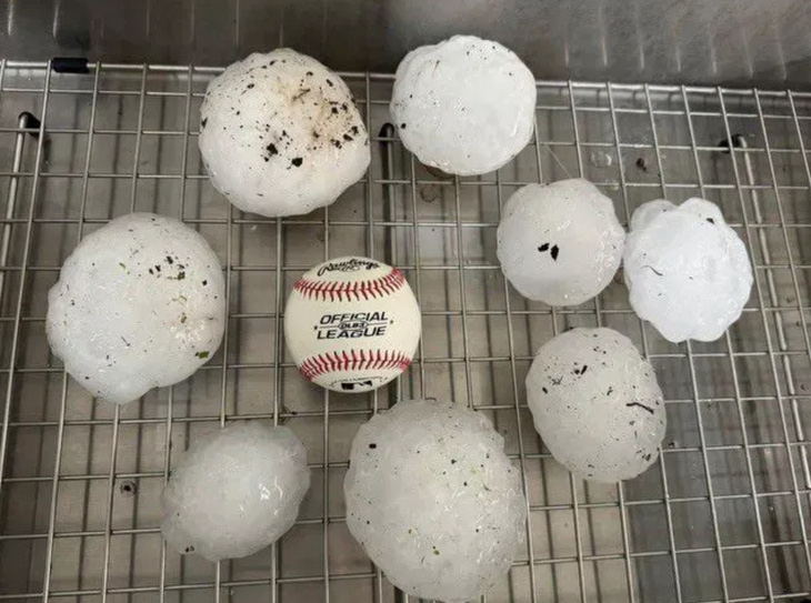 Mưa đá to bằng quả bóng chày tàn phá bang Texas (Mỹ) những ngày vừa qua - Ảnh: CBS