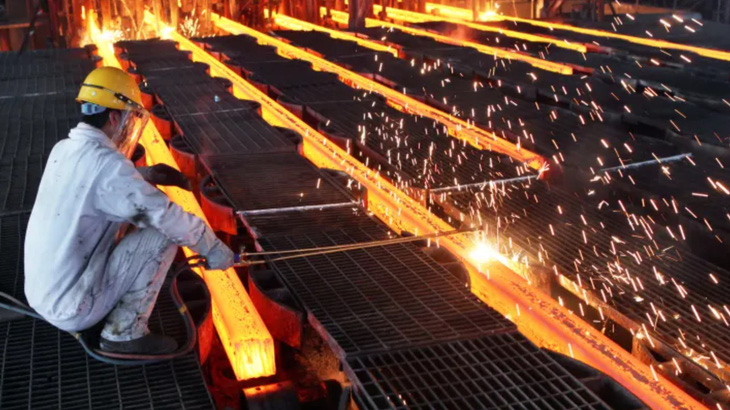 Công nhân đang làm việc tại một nhà máy sản xuất thép ở tỉnh Giang Tô, Trung Quốc - Ảnh: GETTY IMAGES
