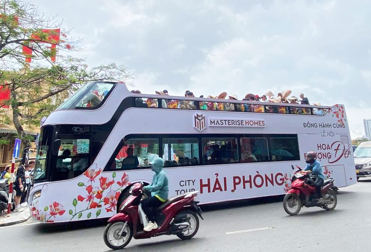 Người dân trải nghiệm ngắm thành phố Hải Phòng bằng xe buýt 2 tầng phục vụ miễn phí từ ngày 11 đến 12-5 - Ảnh: T.THẮNG