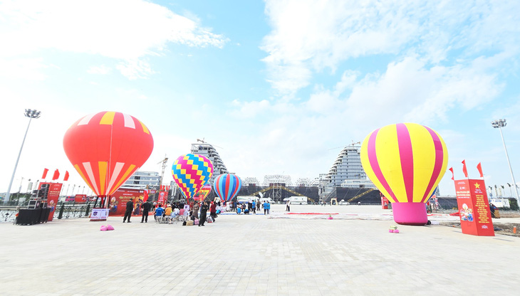 Người dân, du khách có cơ hội trải nghiệm khinh khí cầu miễn phí tại Hải Phòng - Ảnh: T.THẮNG