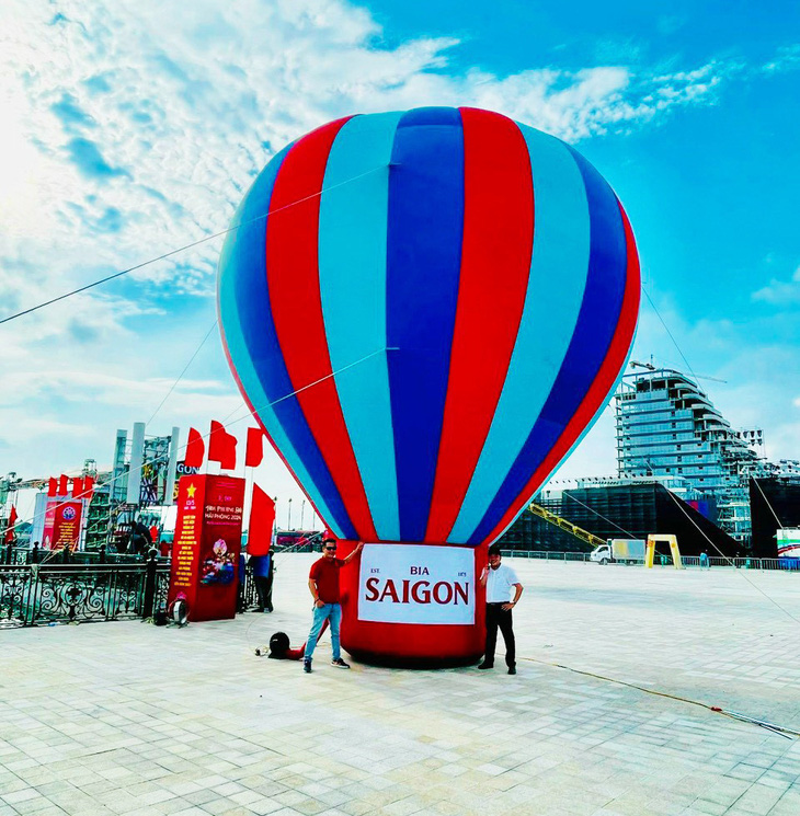 Từ chiều 11-5, nhiều khí cầu mặt đất được dùng để tạo thêm không khí cho đêm lễ hội Hoa phượng đỏ Hải Phòng 2024, chào mừng 69 năm Ngày Giải phóng Hải Phòng - Ảnh: T.THẮNG
