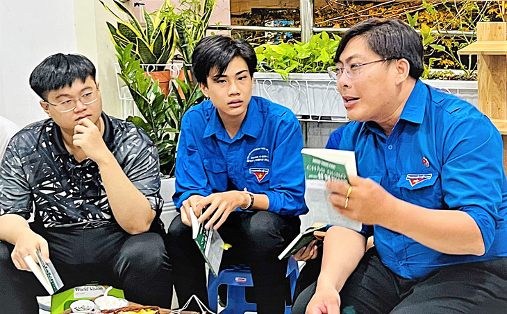 Nguyễn Hoàng Luân (phải) trong buổi sinh hoạt chủ điểm với các bạn đoàn viên trong phường - Ảnh: K.A.