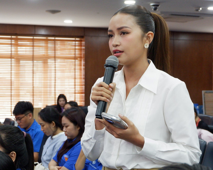 Hoa hậu Ngọc Châu chia sẻ ý kiến tại diễn đàn Không gian văn hóa Hồ Chí Minh chiều 11-5 - Ảnh: K.ANH