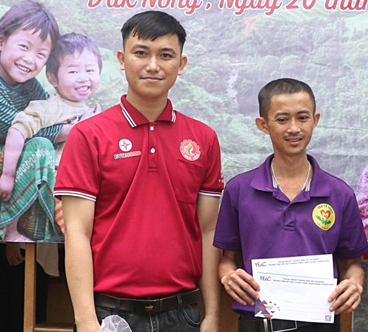 Nguyễn Quốc Huy (trái) trong chuyến tình nguyện đến với bà con vùng sâu vùng xa tại Đắk Lắk - Ảnh: NVCC