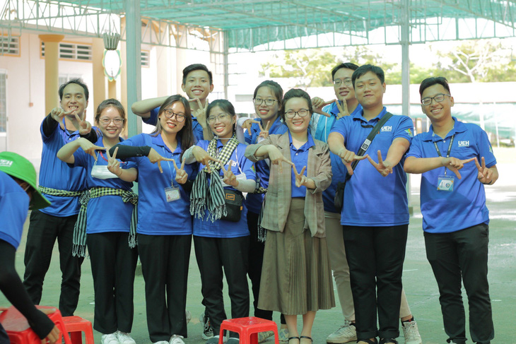 Kim Ngân (hàng đầu, thứ ba từ trái sang) được Hội Sinh viên Việt Nam TP.HCM trao bằng khen vì có nhiều thành tích xuất sắc trong chiến dịch Xuân tình nguyện lần thứ 15 - năm 2023.