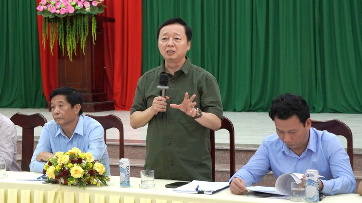 Phó thủ tướng Trần Hồng Hà lắng nghe ý kiến và mong người dân chia sẻ với các dự án giao thông trọng điểm - Ảnh: T.Q.