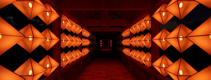Hành lang trung tâm với 240 đèn lồng nhấp nháy đồng bộ với âm thanh.