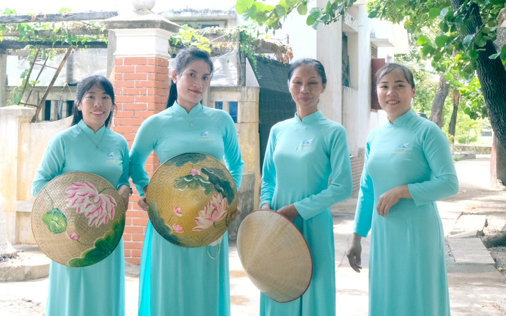 Ngắm áo dài tung bay giữa đảo Sinh Tồn