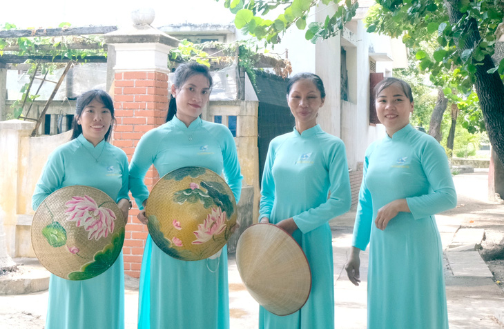 Chị em phụ nữ mặc áo dài trên đảo Sinh Tồn - Ảnh: HÀ THANH