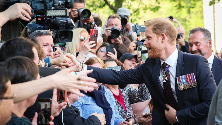 Công tước xứ Sussex gặp công chúng tại Anh sau khi trở về London tham dự kỷ niệm 10 năm Invictus Games - Ảnh: GETTY