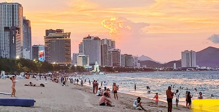 Chiều trên bãi biển Nha Trang (Khánh Hòa) - Ảnh: PHAN SÔNG NGÂN