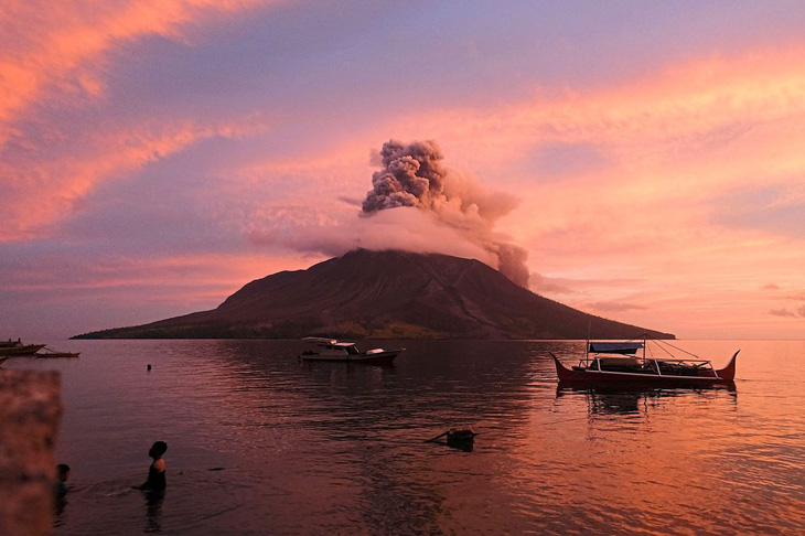 Núi lửa Ruang phun trào cuối tháng 4-2024 - Ảnh: THE STAR