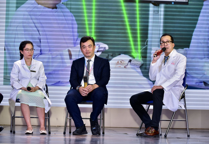 Bác sĩ Trương Chí Bảo chia sẻ tại sự kiện AI Day - Ảnh: T.T.D