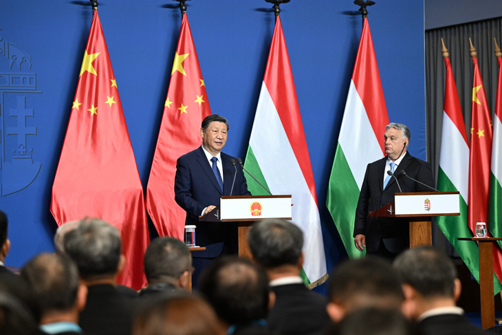 Chủ tịch Trung Quốc Tập Cận Bình (trái) trong cuộc họp báo với Thủ tướng Hungary Viktor Orban ở Budapest ngày 9-5 - Ảnh: TÂN HOA XÃ