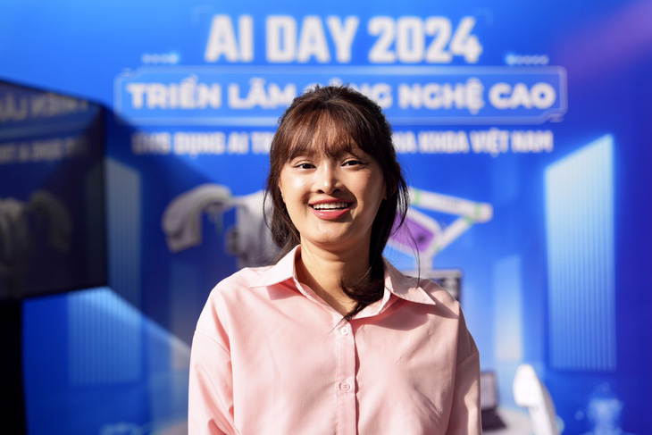 Câu chuyện "đổi đời" ngoạn mục của bệnh nhân không răng Nguyễn Ngọc Hạnh khiến nhiều người xúc động tại sự kiện AI Day - Ảnh: HỮU HẠNH