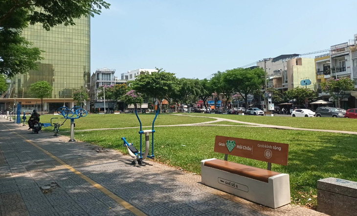 Công viên vườn dạo, nơi tập thể dục Nguyễn Văn Linh - Lê Đình Dương được đầu tư xây dựng khang trang - Ảnh: V.H.